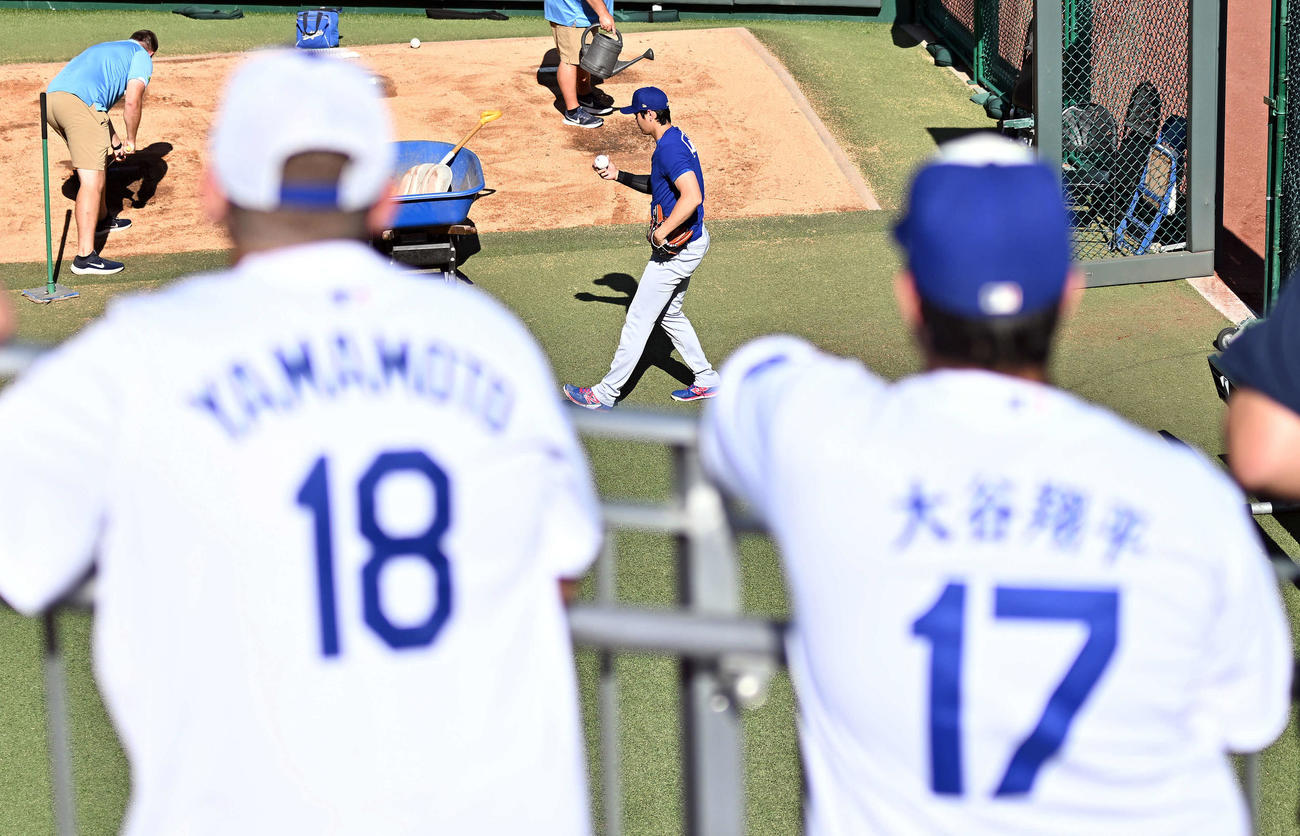 ロイヤルズ対ドジャース　試合前練習でファンに見守られながら調整するドジャース大谷（撮影・滝沢徹郎）