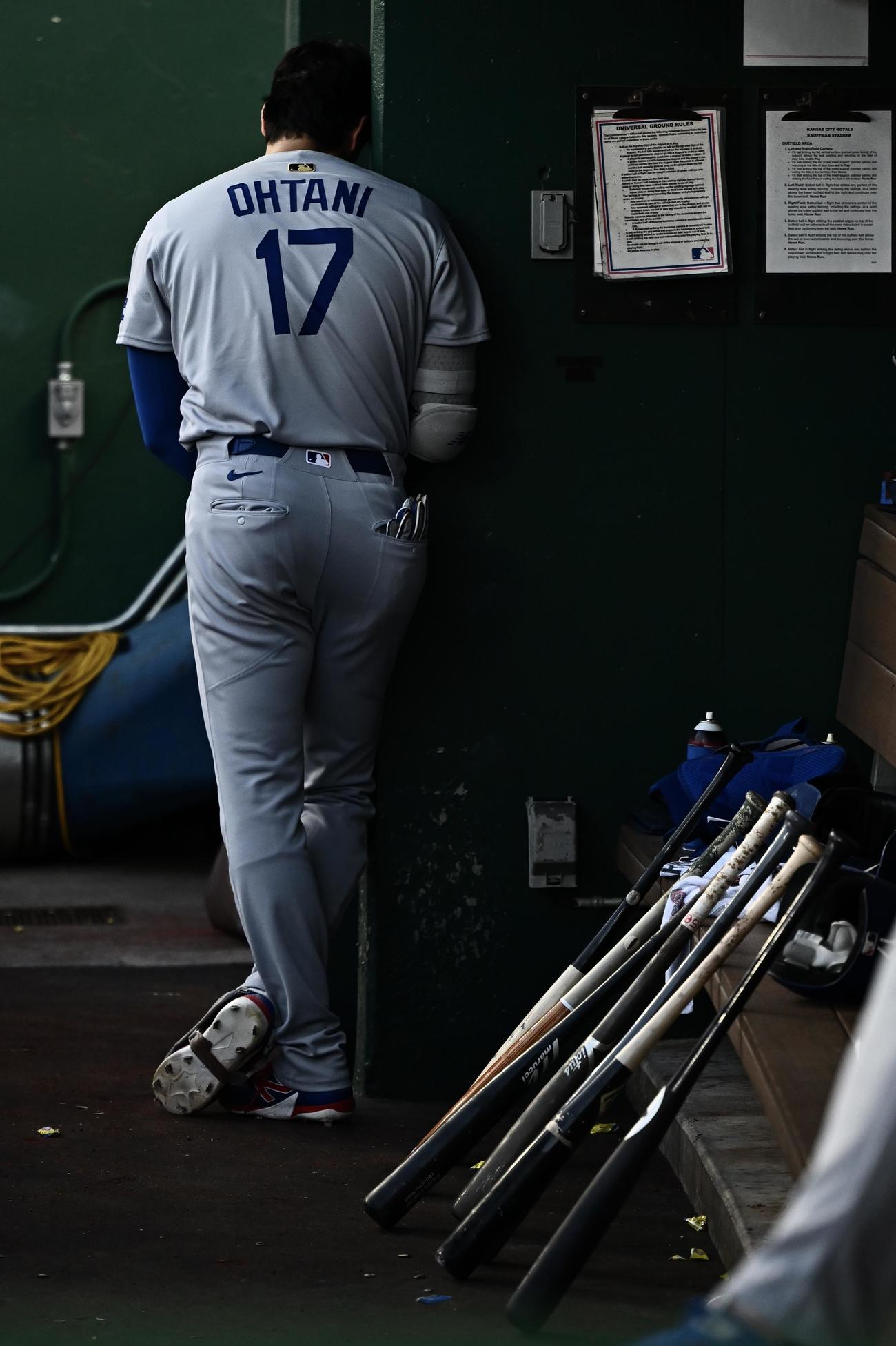 ロイヤルズ対ドジャース　ベンチで打席を待つドジャース大谷（撮影・滝沢徹郎）