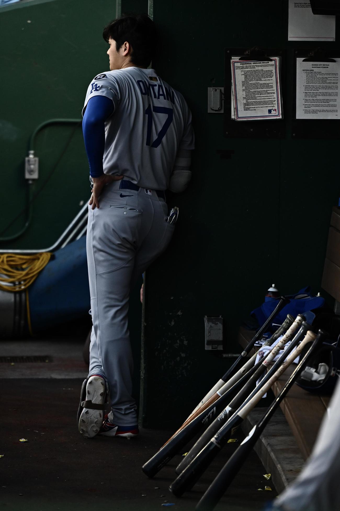 ロイヤルズ対ドジャース　ベンチで打席を待つドジャース大谷（撮影・滝沢徹郎）