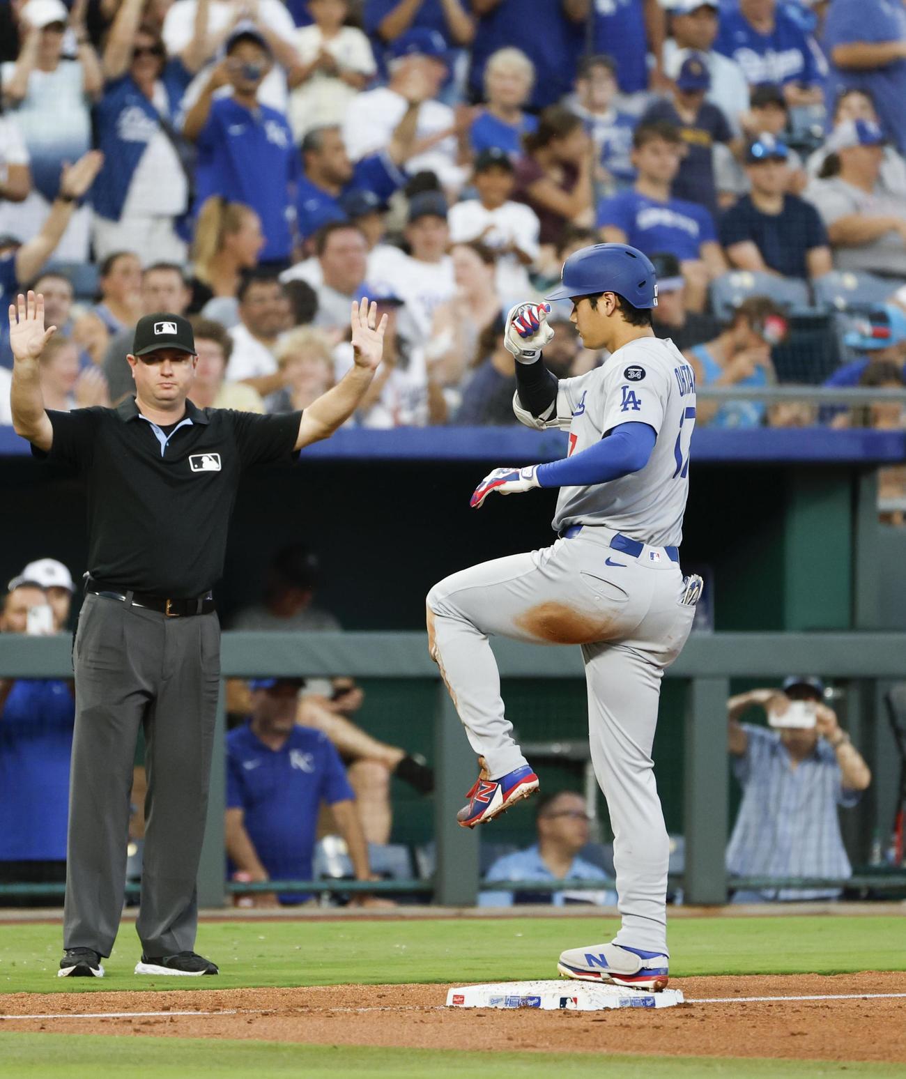 ロイヤルズ戦の5回、適時三塁打を放ち、ポーズをとるドジャース大谷（共同）