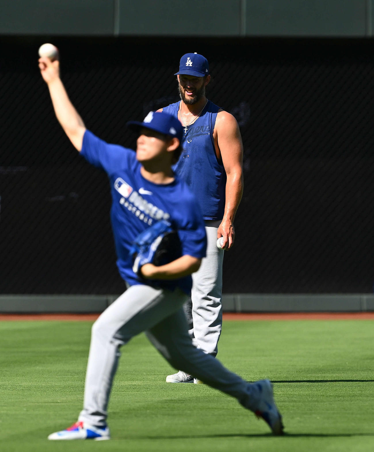 ロイヤルズ対ドジャース　試合前練習で調整するドジャース山本（手前）を見守るカーショー（撮影・滝沢徹郎）