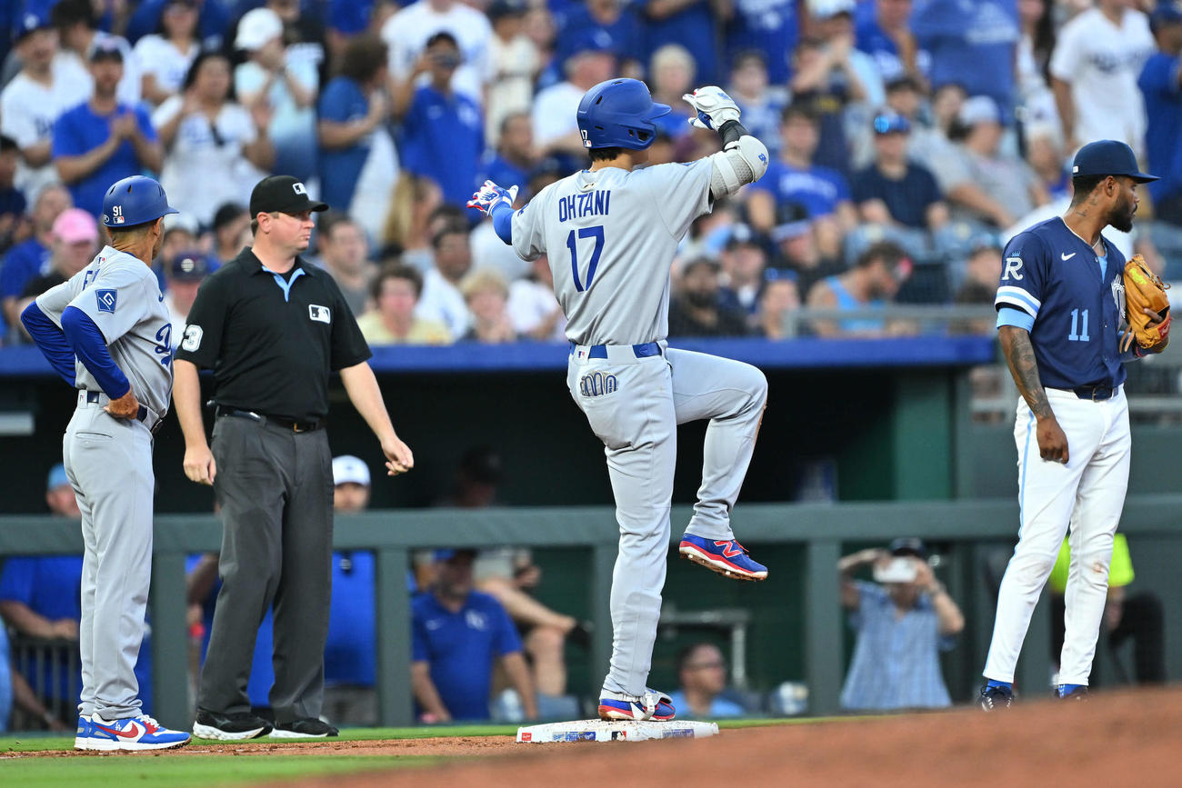 ロイヤルズ対ドジャース　5回表ドジャース無死一塁、適時三塁打を放った大谷はデコルテポーズを決める（撮影・滝沢徹郎）