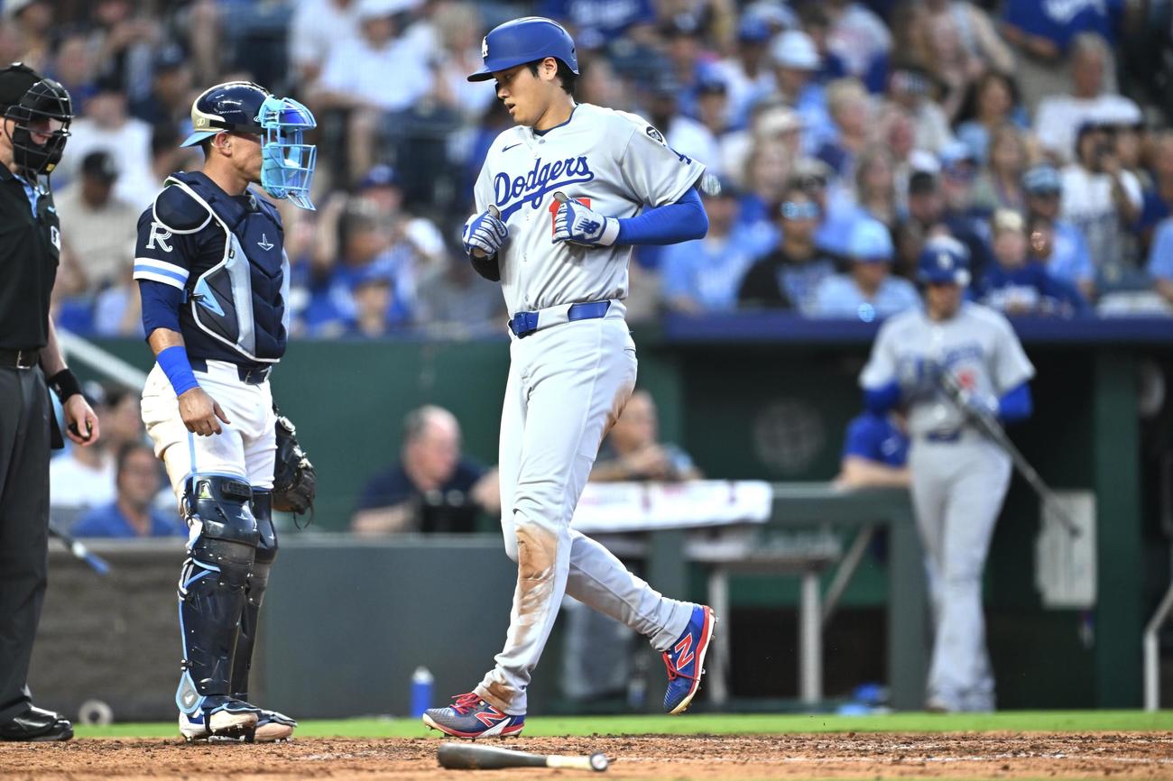 ロイヤルズ対ドジャース　5回表ドジャース無死三塁、ベッツの適時打で生還する大谷（撮影・滝沢徹郎）