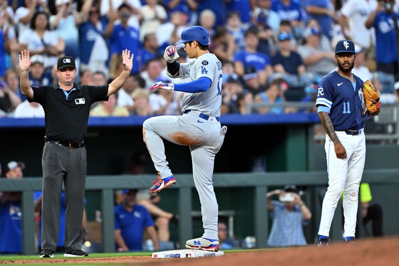 ロイヤルズ対ドジャース　5回表ドジャース無死一塁、適時三塁打を放った大谷はデコルテポーズを決める（撮影・滝沢徹郎）