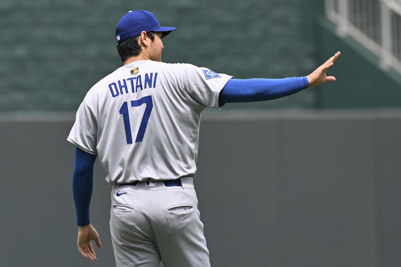 ロイヤルズ対ドジャース　試合の準備をするドジャース大谷（撮影・滝沢徹郎）