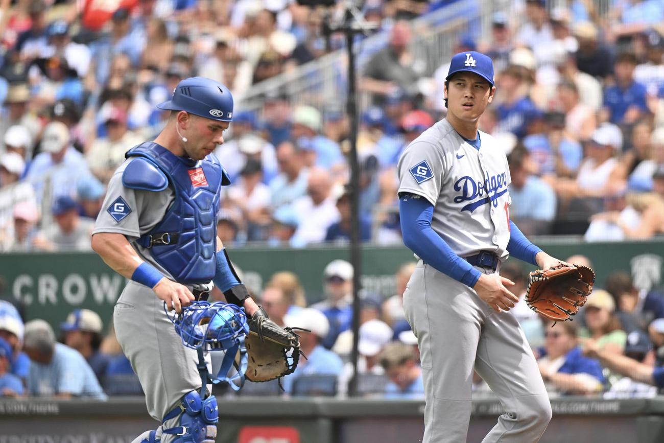ロイヤルズ対ドジャース　2回裏を投げ終えたドジャース先発の大谷（右）はラッシングと引き揚げる（撮影・滝沢徹郎）