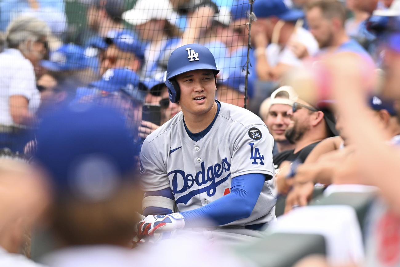 ロイヤルズ対ドジャース　3回表、打者の準備をするドジャース大谷（撮影・滝沢徹郎）