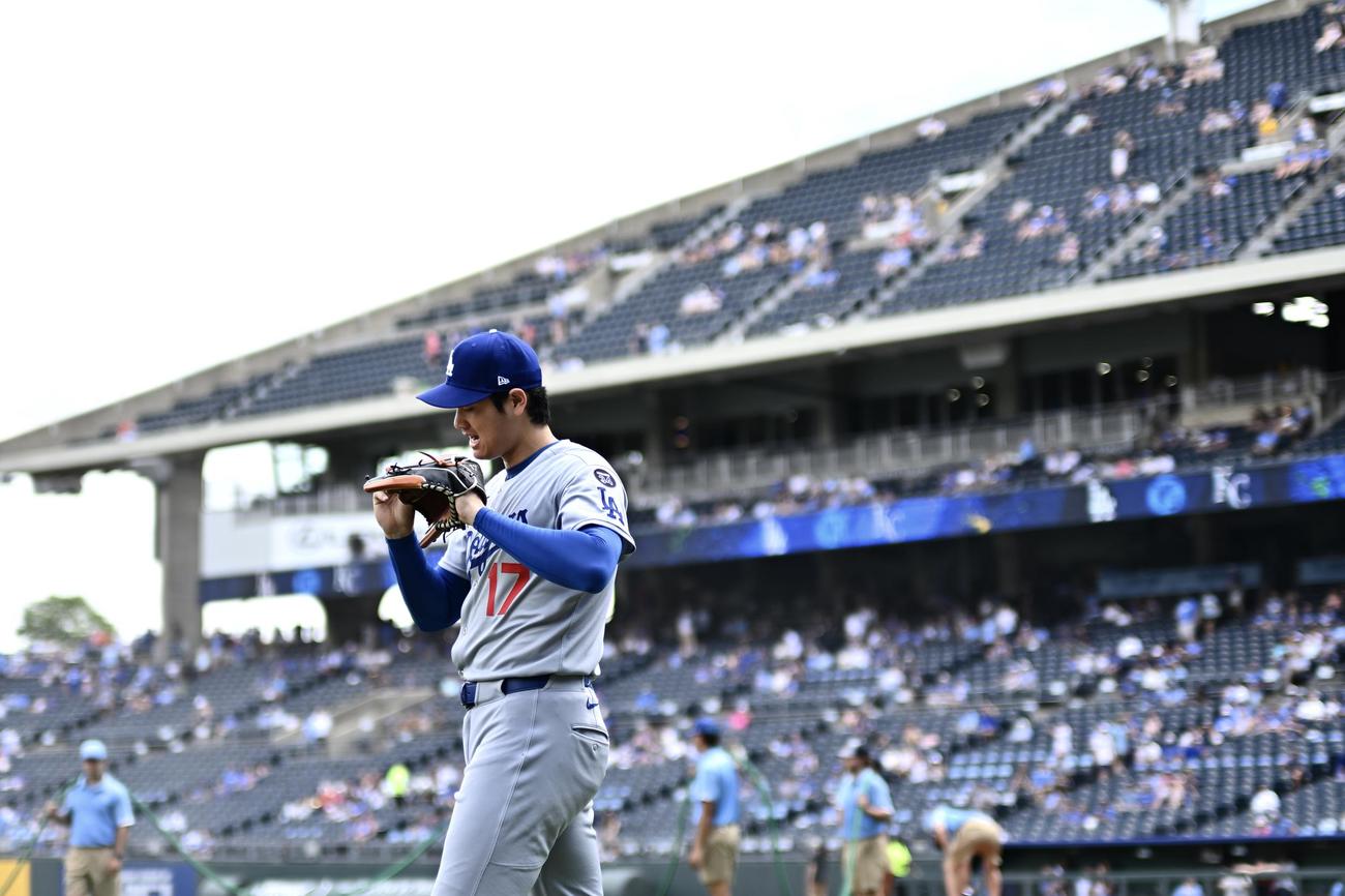 ロイヤルズ対ドジャース　試合の準備のためグラウンドに出るドジャース大谷（撮影・滝沢徹郎）
