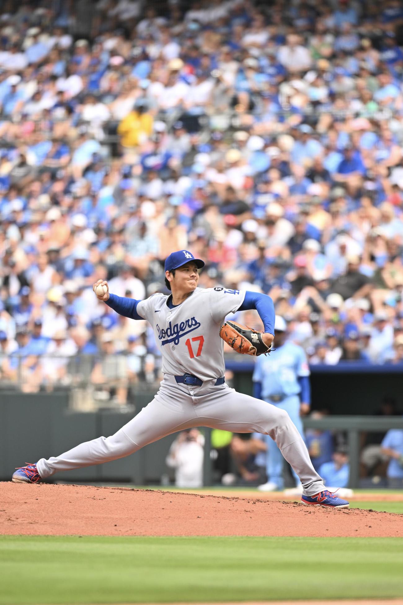 ロイヤルズ対ドジャース　2回裏、力投するドジャース先発の大谷（撮影・滝沢徹郎）