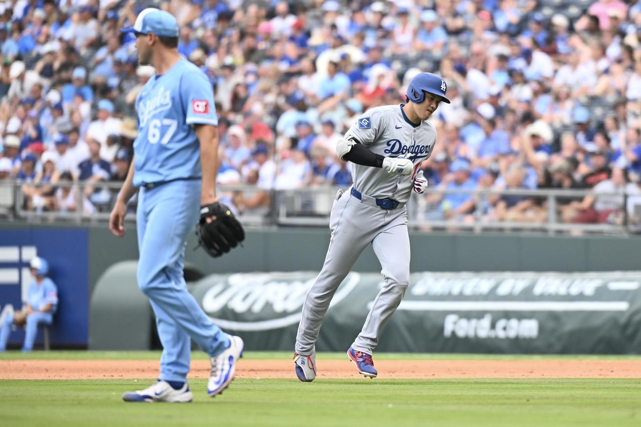 ロイヤルズ対ドジャース　5回表ドジャース無死、大谷（右）は中飛に倒れる。投手ルーゴ（撮影・滝沢徹郎）