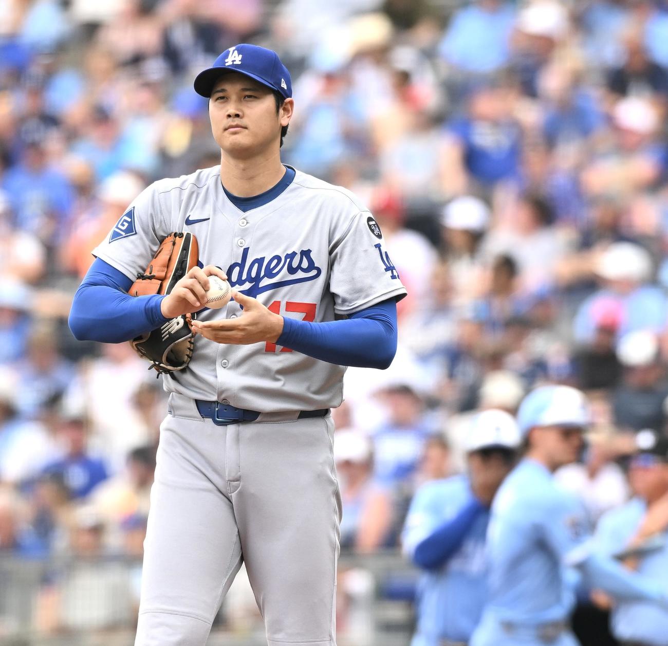 ロイヤルズ対ドジャース　1回裏ロイヤルズ1死、ウィットJr．に左前打を許した大谷（撮影・滝沢徹郎）