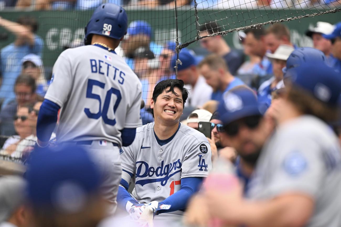 ロイヤルズ対ドジャース　3回表、打者の準備をするドジャース大谷は笑顔を見せる（撮影・滝沢徹郎）