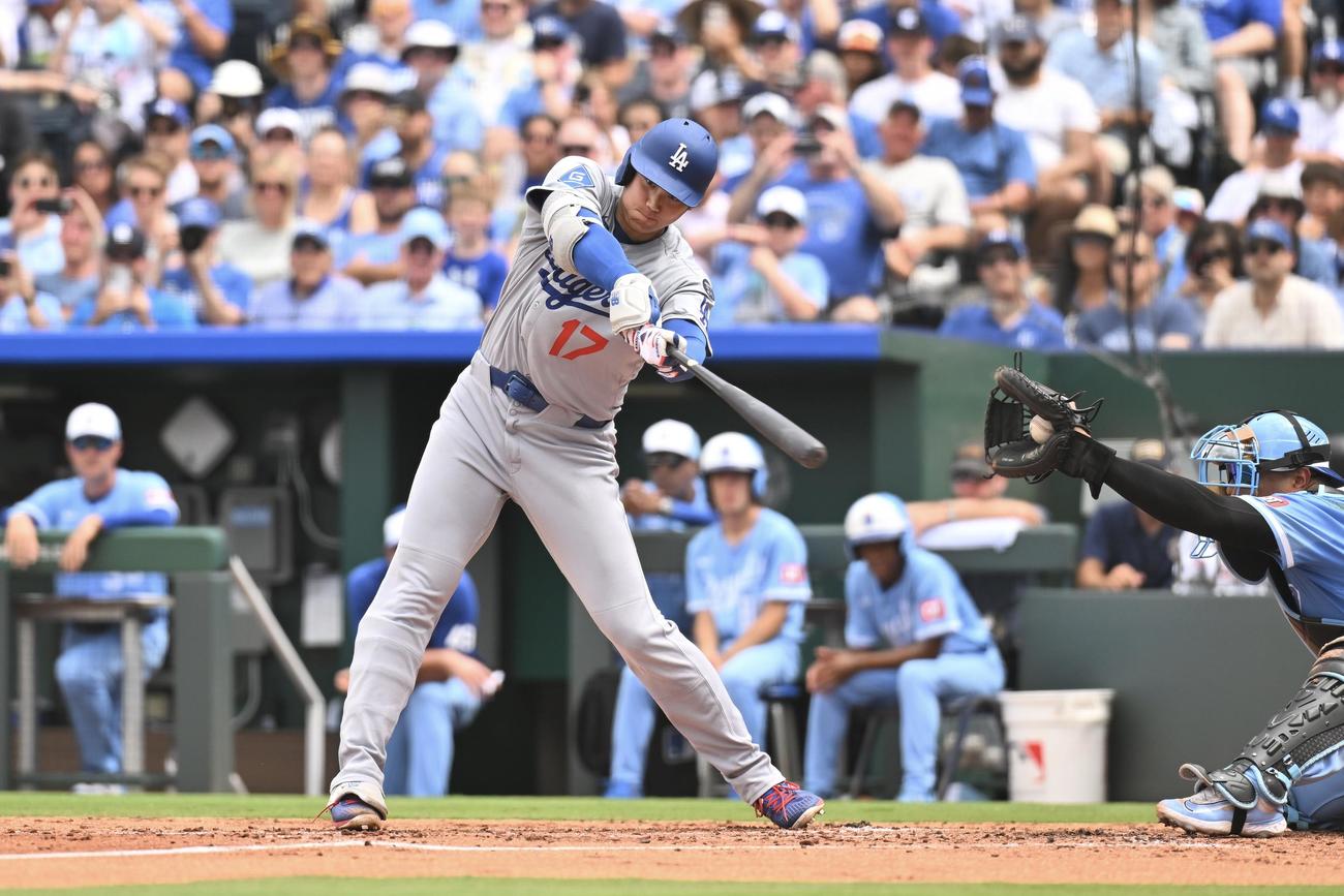 ロイヤルズ対ドジャース　3回表ドジャース無死、空振り三振に倒れる大谷（撮影・滝沢徹郎）