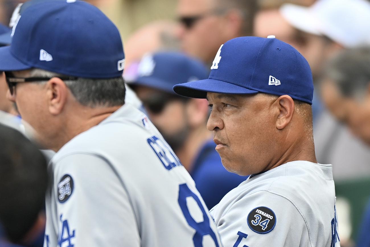 ロイヤルズ対ドジャース　戦況を見守るドジャースのロバーツ監督（撮影・滝沢徹郎）