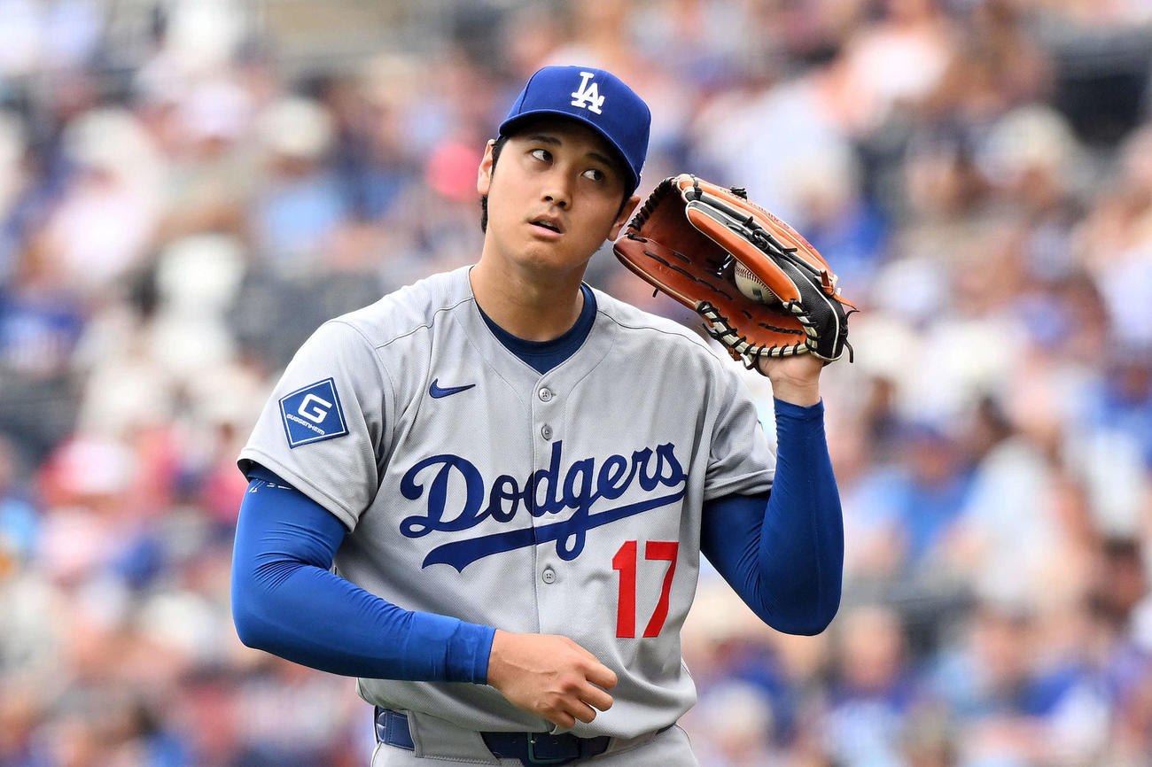 ロイヤルズ対ドジャース　ピッチコムで球種を確認するドジャース大谷（撮影・滝沢徹郎）