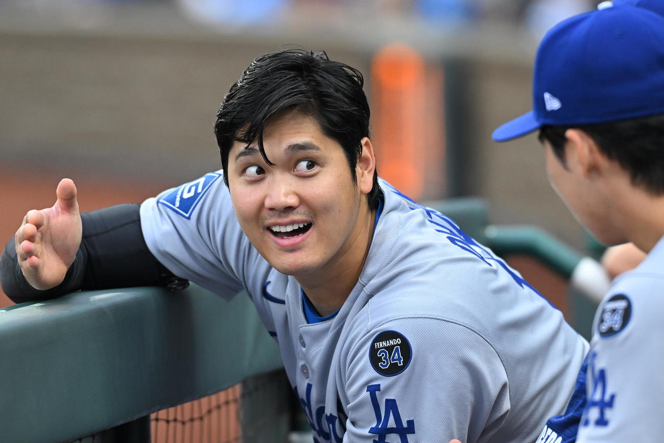 ロイヤルズ対ドジャース　ベンチで談笑するドジャース大谷（撮影・滝沢徹郎）