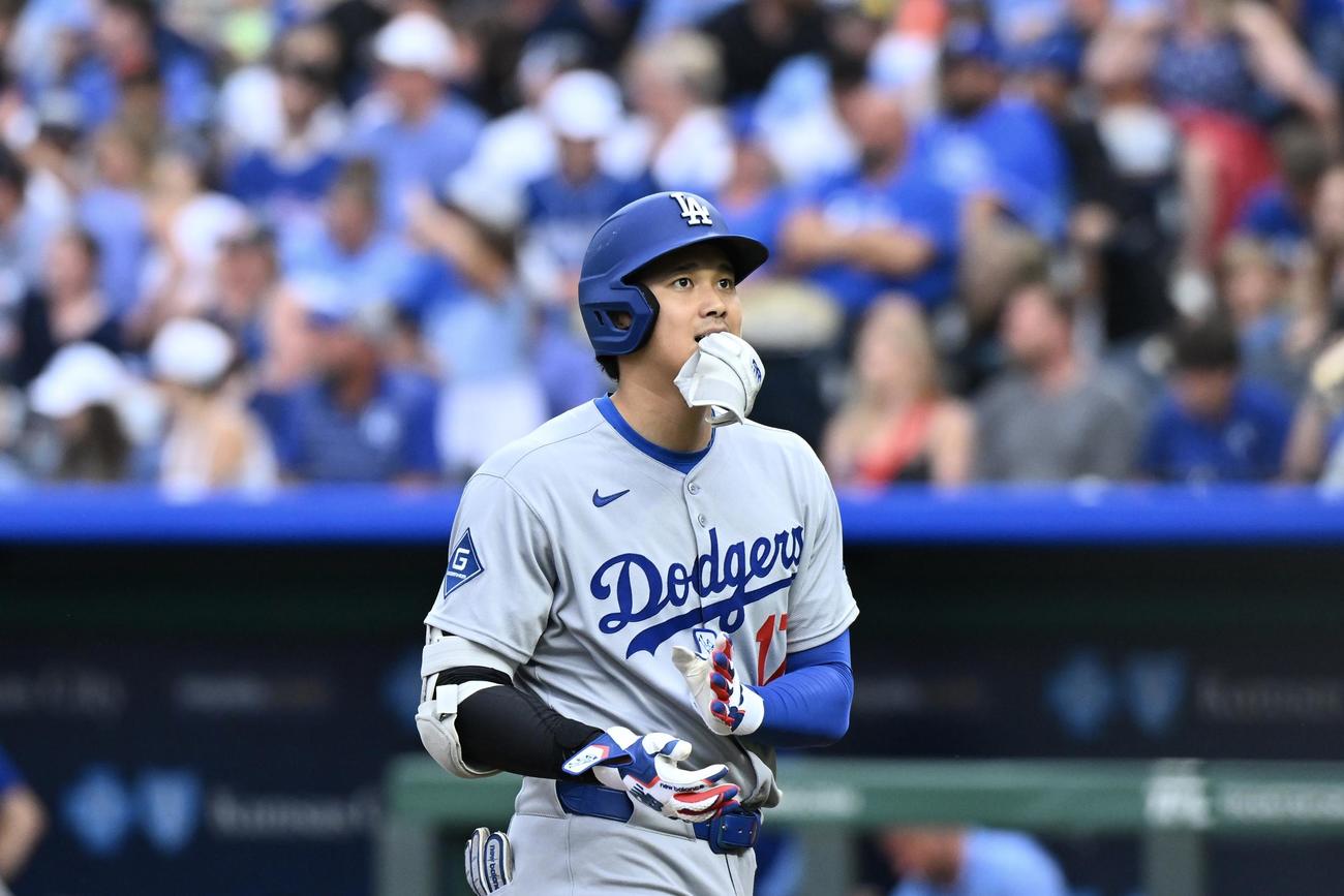 ロイヤルズ対ドジャース　5回表ドジャース1死一塁、大谷は遊撃併殺打に倒れ引き揚げる（撮影・滝沢徹郎）