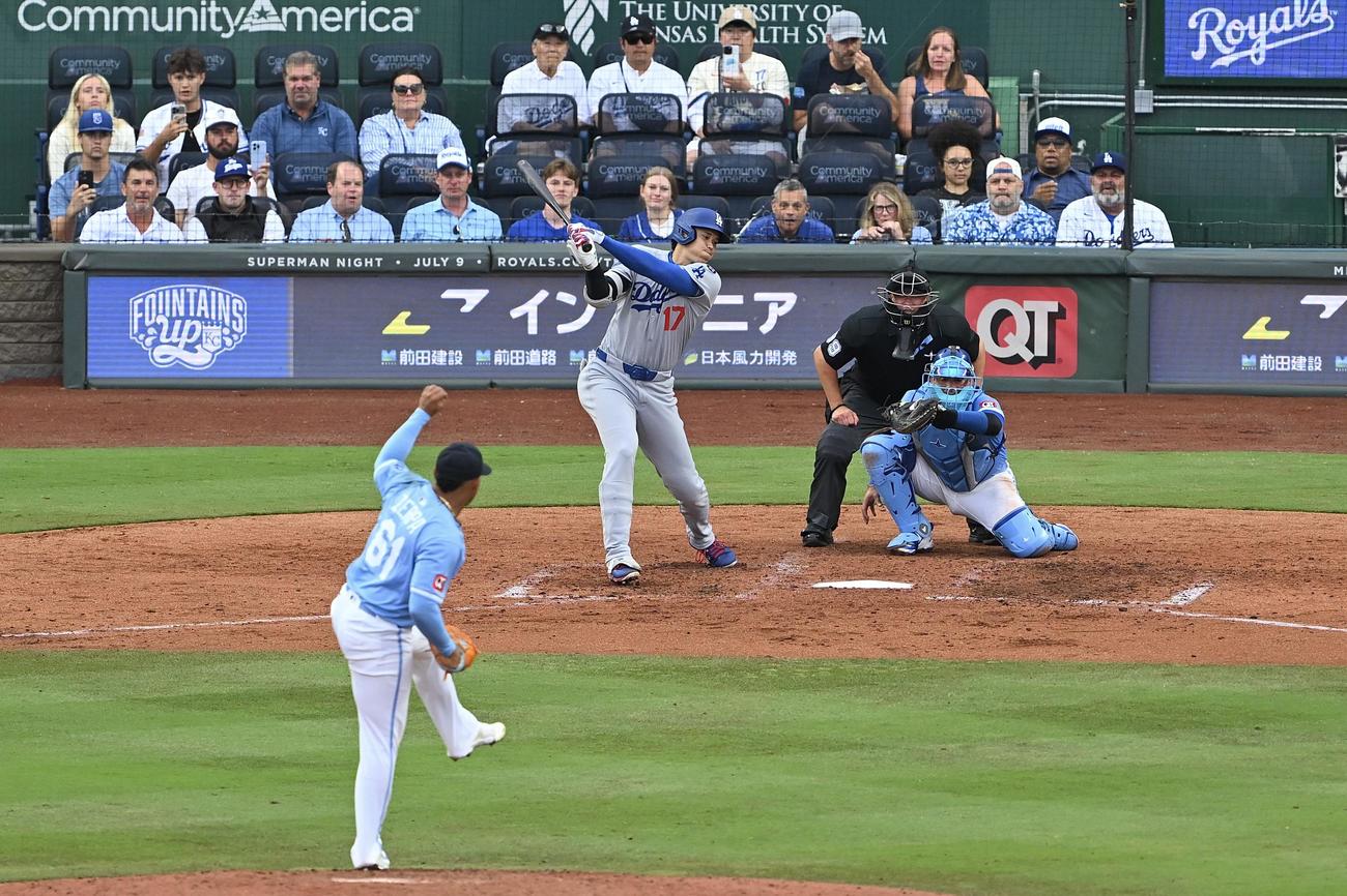 ロイヤルズ対ドジャース　7回表ドジャース2死、空振り三振に倒れる大谷。投手セルパ（撮影・滝沢徹郎）
