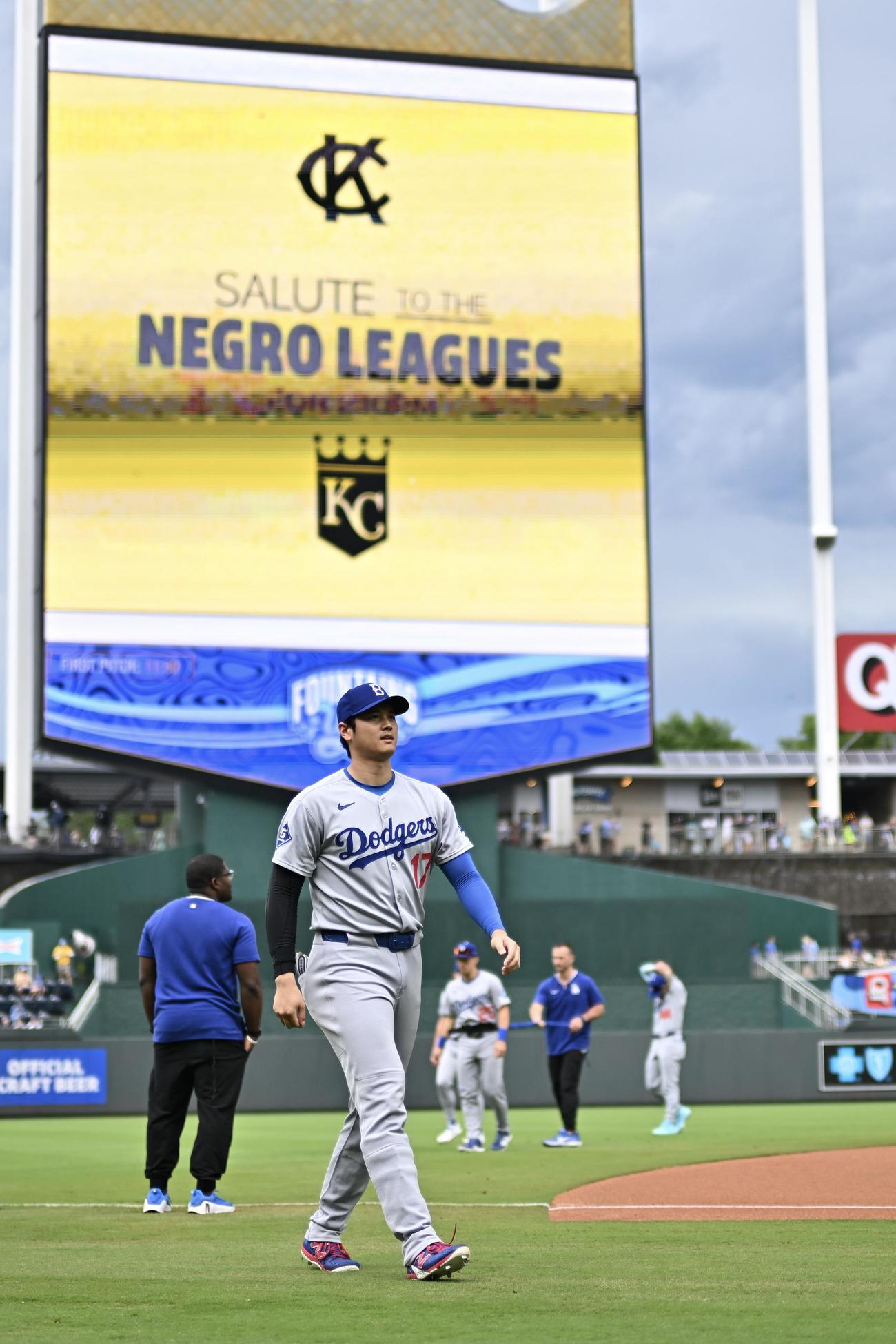 ロイヤルズ対ドジャース　試合前にグラウンドに出て準備をするドジャース大谷（撮影・滝沢徹郎）