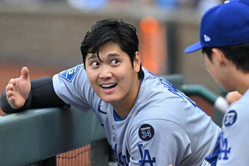 ロイヤルズ対ドジャース　ベンチで談笑するドジャース大谷（撮影・滝沢徹郎）