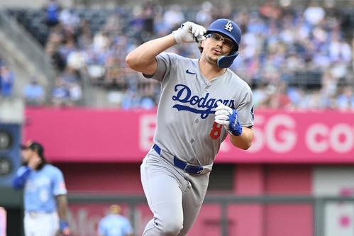 ロイヤルズ対ドジャース　2回表ドジャース2死一塁、2点本塁打を放ったK・ヘルナンデスはデコルテポーズを決める（撮影・滝沢徹郎）
