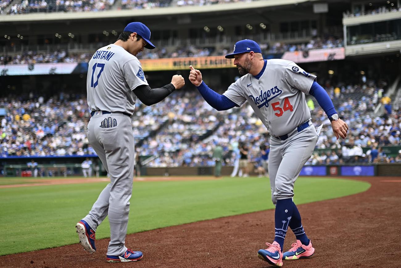 ロイヤルズ対ドジャース　試合前にスタッフとタッチを交わすドジャース大谷（撮影・滝沢徹郎）
