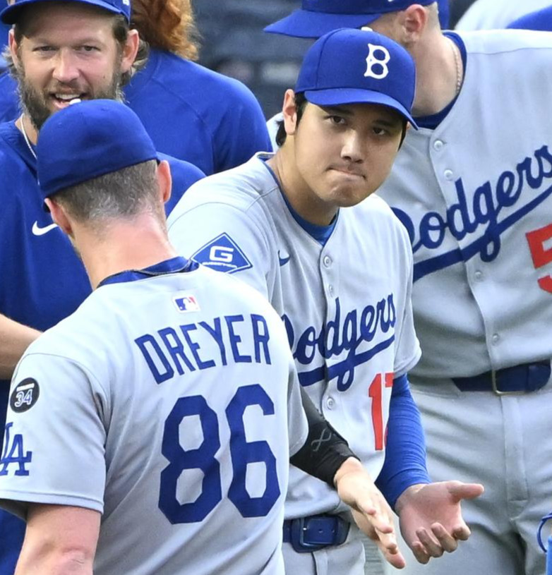 ロイヤルズ対ドジャース　試合に勝利しタッチを交わすドジャース大谷（中央）ら選手たち（撮影・滝沢徹郎）