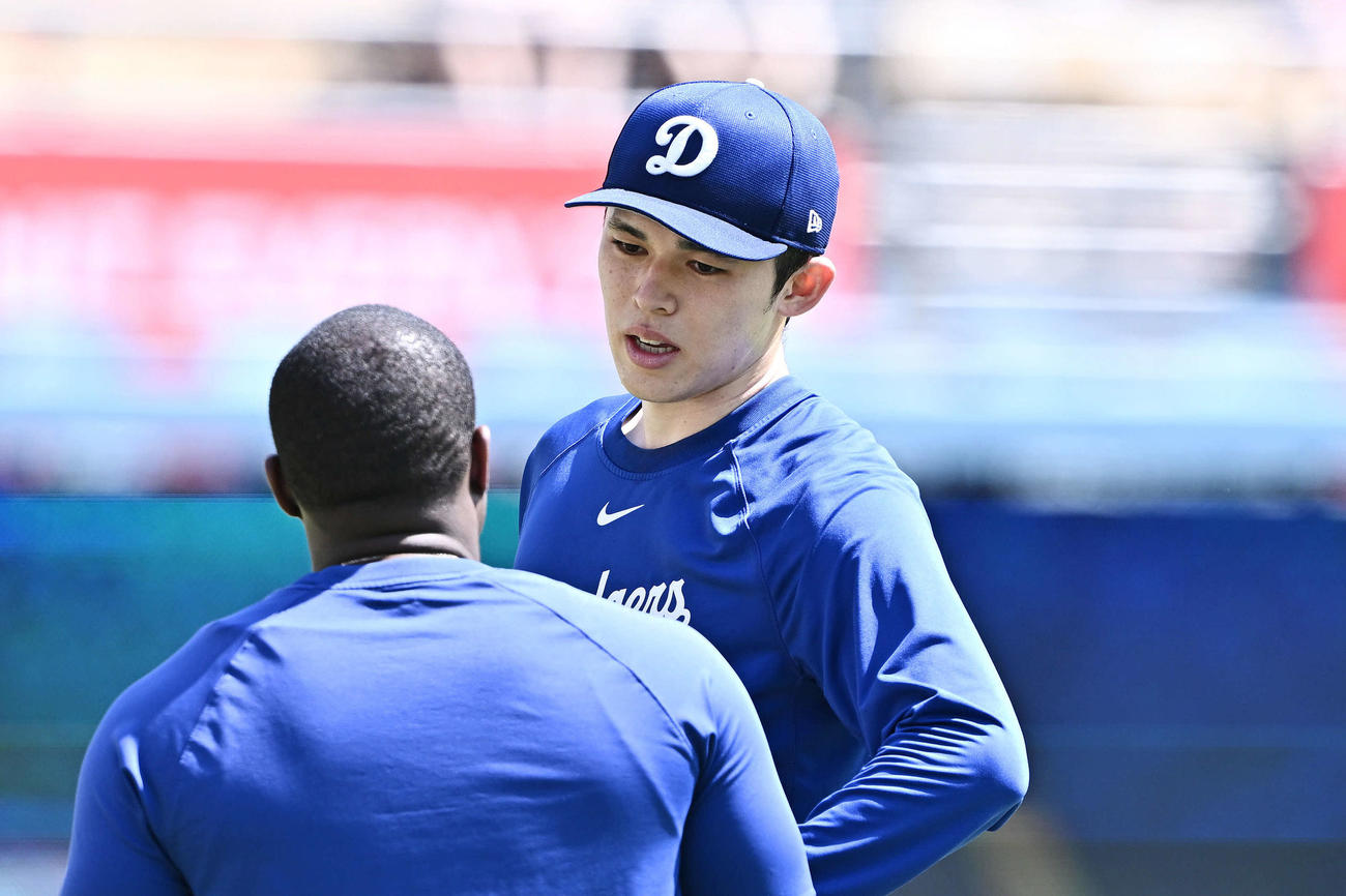 練習中のドジャース佐々木朗希（右）（2025年6月22日撮影・滝沢徹郎）