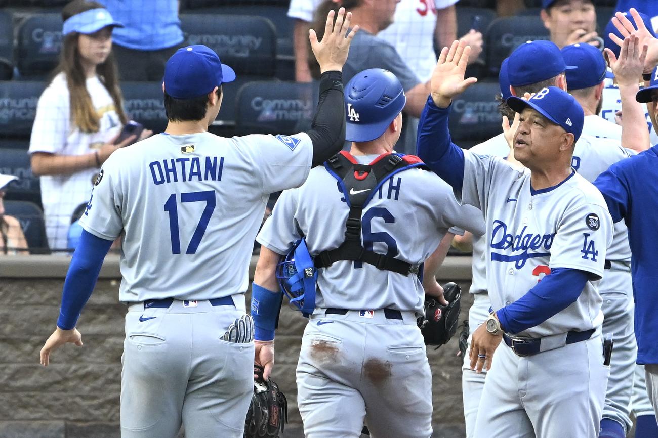ロイヤルズ対ドジャース　試合に勝利しドジャースのロバーツ監督（右）は大谷とタッチを交わす（撮影・滝沢徹郎）