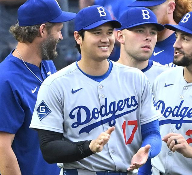 ロイヤルズ対ドジャース　試合に勝利しナインを迎えるドジャース大谷（左から2人目）（撮影・滝沢徹郎）
