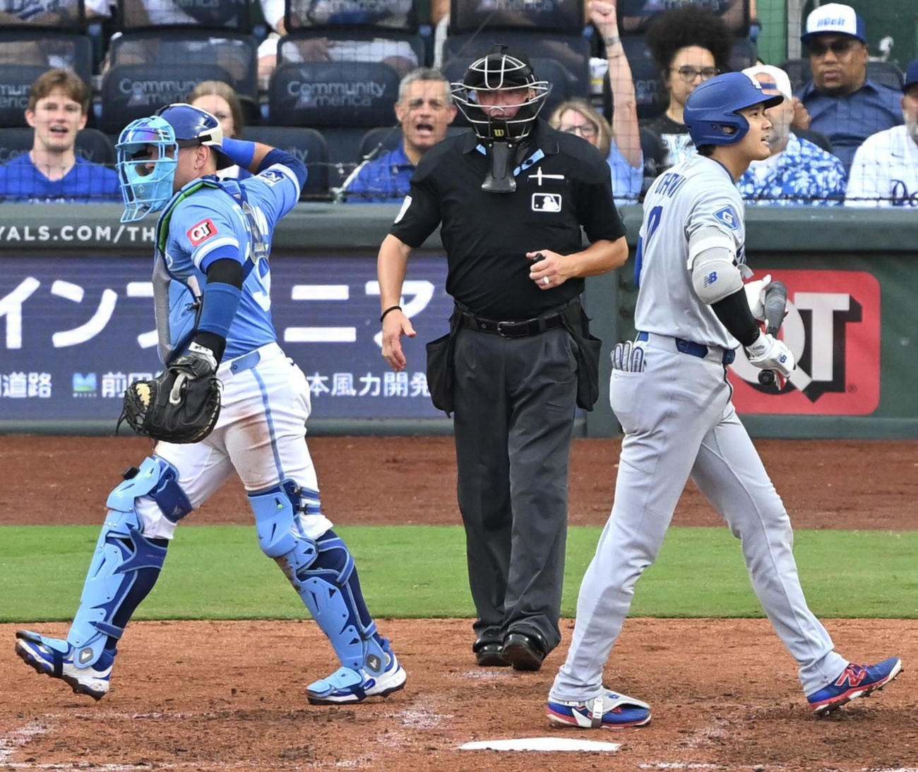 ロイヤルズ対ドジャース　7回表ドジャース2死、空振り三振に倒れる大谷（右）（撮影・滝沢徹郎）