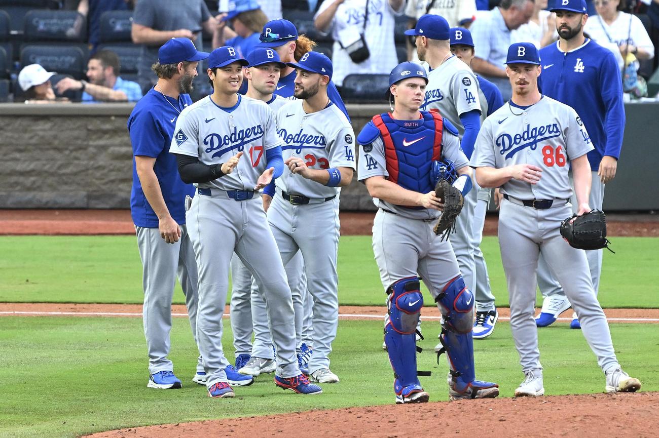 ロイヤルズ対ドジャース　試合に勝利しナインを迎えるドジャース大谷（左から2人目）（撮影・滝沢徹郎）