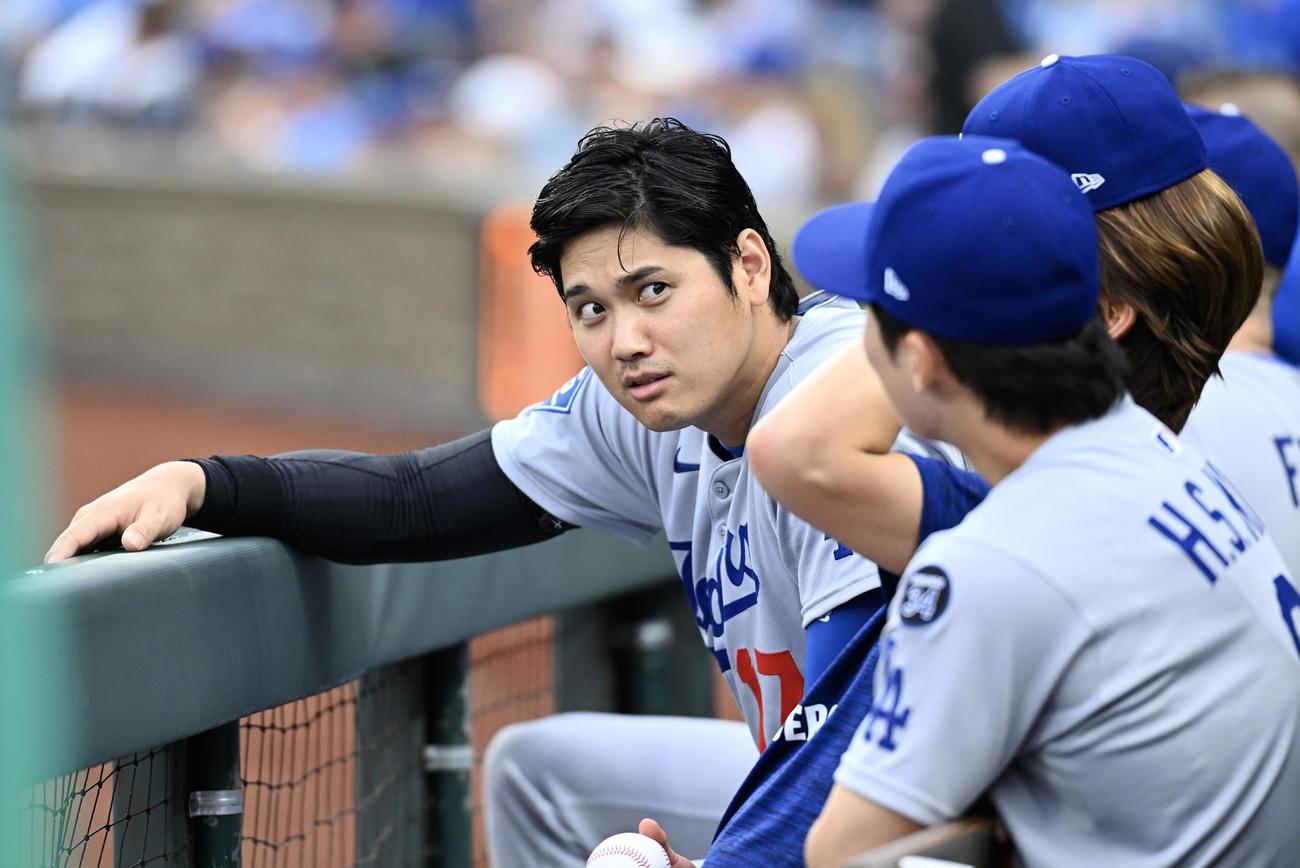 ロイヤルズ対ドジャース　ベンチで談笑するドジャース大谷（撮影・滝沢徹郎）