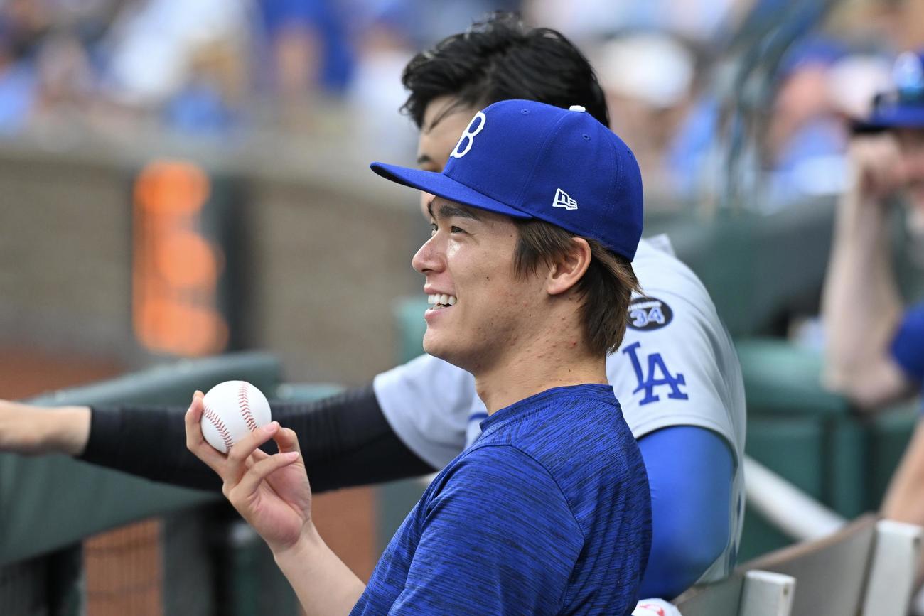 ロイヤルズ対ドジャース　ベンチでドジャース大谷（後方）と談笑する山本（撮影・滝沢徹郎）