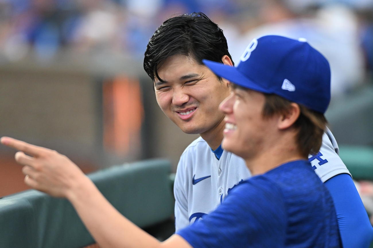 ロイヤルズ対ドジャース　ベンチでドジャース大谷（後方）は山本と談笑する（撮影・滝沢徹郎）