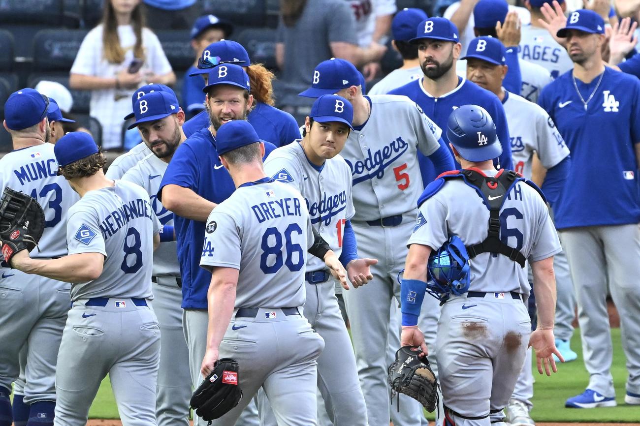 ロイヤルズ対ドジャース　試合に勝利しタッチを交わすドジャース大谷（中央）ら選手たち（撮影・滝沢徹郎）