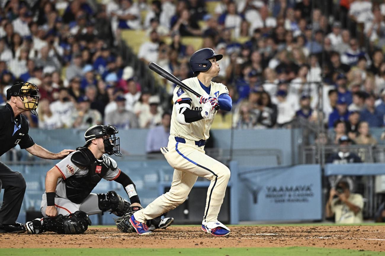 14日、ドジャース対ジャイアンツ　6回裏ドジャース無死、大谷は右中間へソロ本塁打を放つ