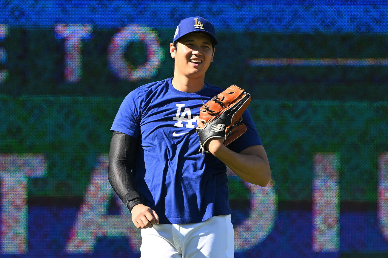 ドジャース対ホワイトソックス　試合前練習で笑顔を見せるドジャース大谷（撮影・滝沢徹郎）