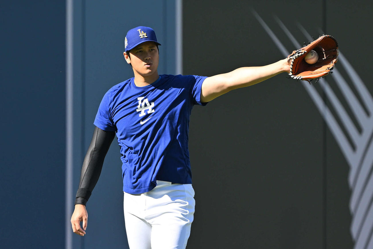 ドジャース対ホワイトソックス　試合前練習で調整するドジャース大谷（撮影・滝沢徹郎）
