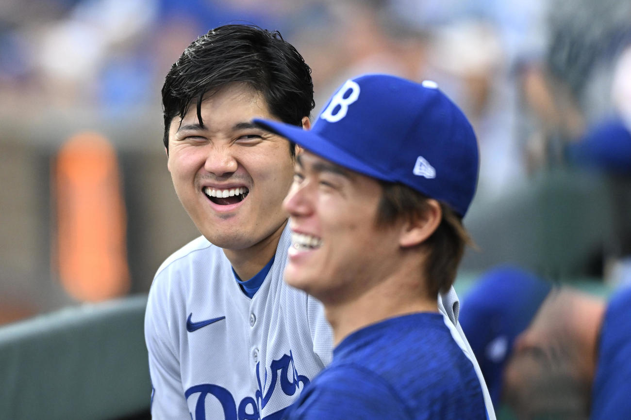 2025年6月29日、ロイヤルズ戦のベンチで山本由伸（手前）と談笑する大谷翔平