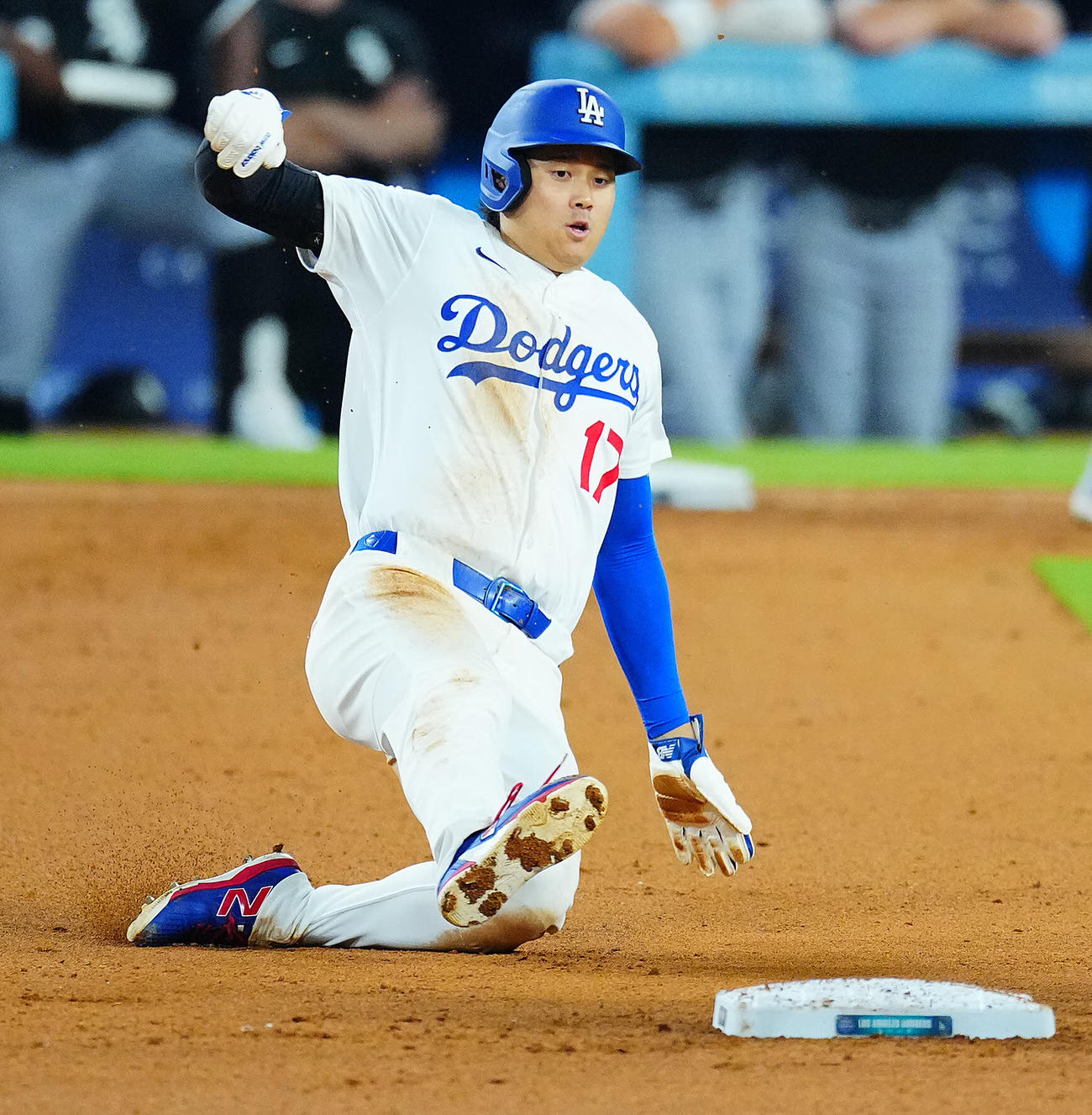 ドジャース対ホワイトソックス　9回裏ドジャース2死一塁、二盗を決める大谷（撮影・垰建太）