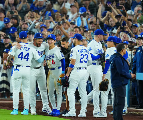 ドジャース対ホワイトソックス　6回表ホワイトソックス2死二塁、キャプラから通算3000奪三振を奪ったカーショー（左から2人目）はナインのねぎらいを受ける（撮影・垰建太）
