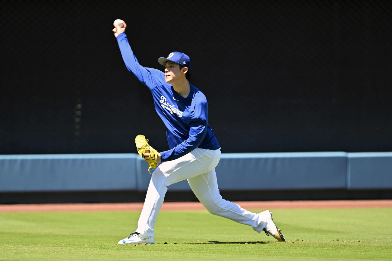 ドジャース対ホワイトソックス　試合前練習のキャッチボールで調整するドジャース佐々木（撮影・滝沢徹郎）