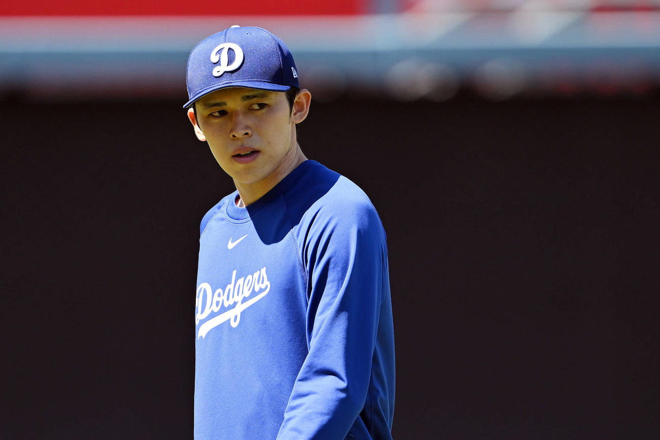 ドジャース対ホワイトソックス　試合前練習で調整するドジャース佐々木（撮影・滝沢徹郎）