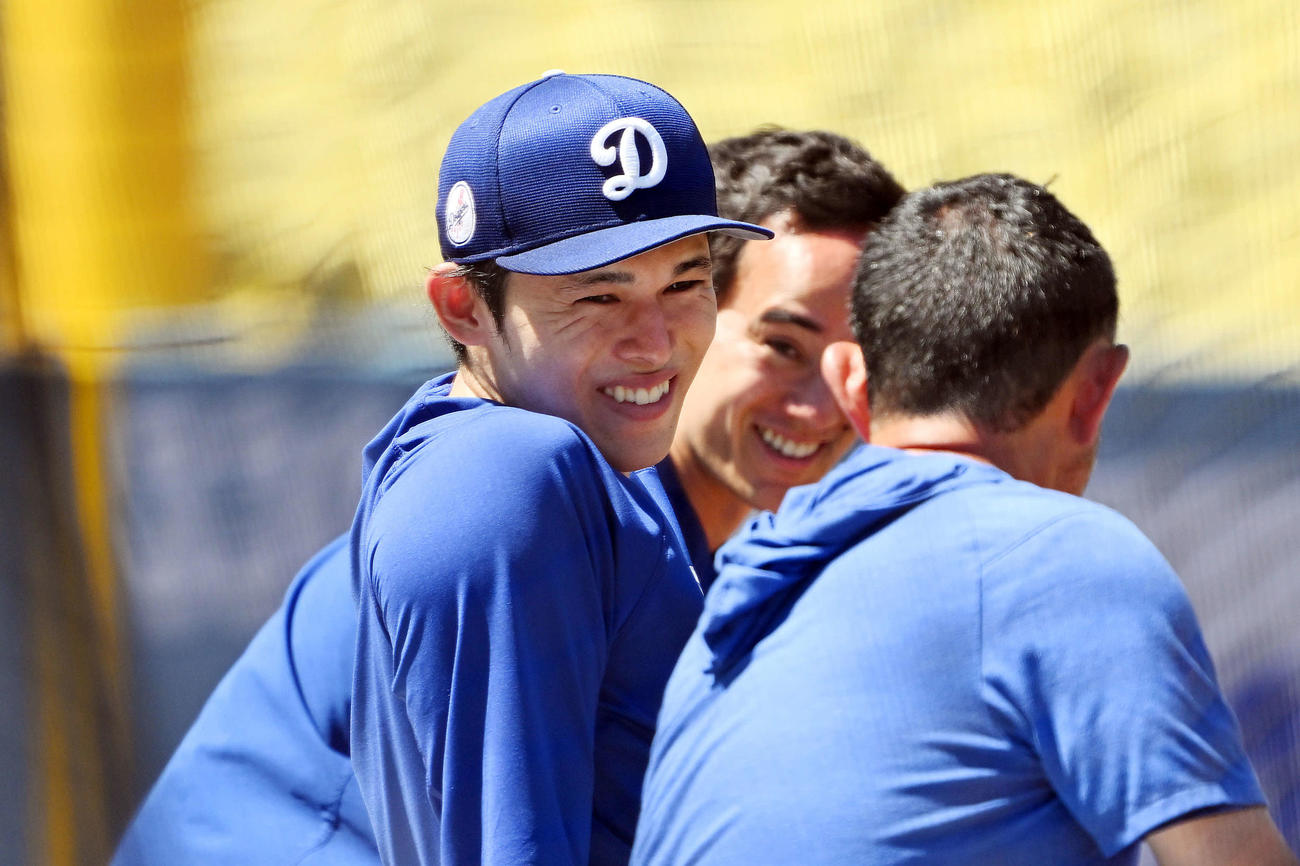 ドジャース対ホワイトソックス　試合前練習でスタッフと談笑するドジャース佐々木（撮影・滝沢徹郎）