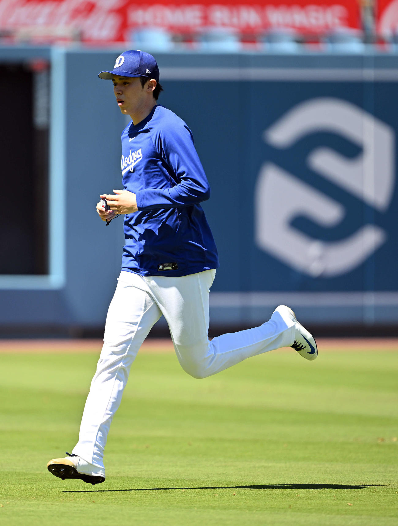 ドジャース対ホワイトソックス　試合前練習で調整するドジャース佐々木（撮影・滝沢徹郎）
