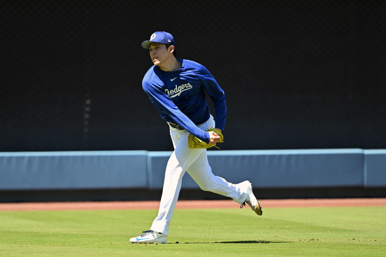 ドジャース対ホワイトソックス　試合前練習のキャッチボールで調整するドジャース佐々木（撮影・滝沢徹郎）
