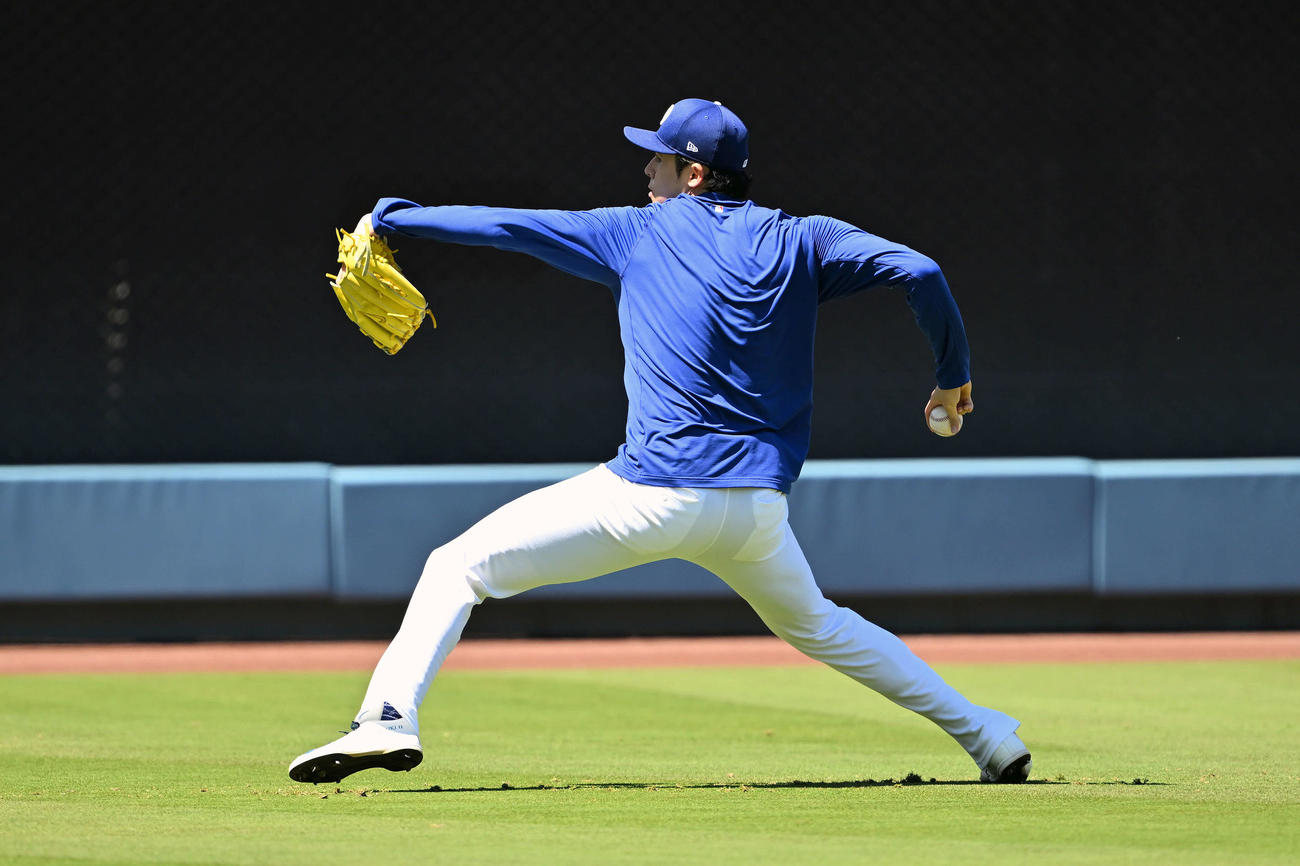 ドジャース対ホワイトソックス　試合前練習のキャッチボールで調整するドジャース佐々木（撮影・滝沢徹郎）