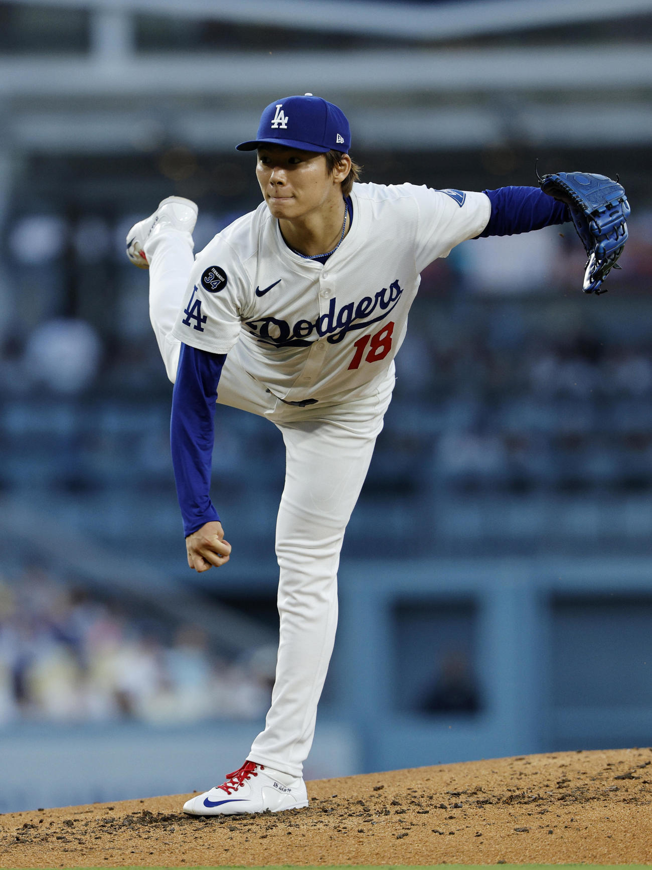ホワイトソックス戦で力投するドジャース山本由伸（AP)