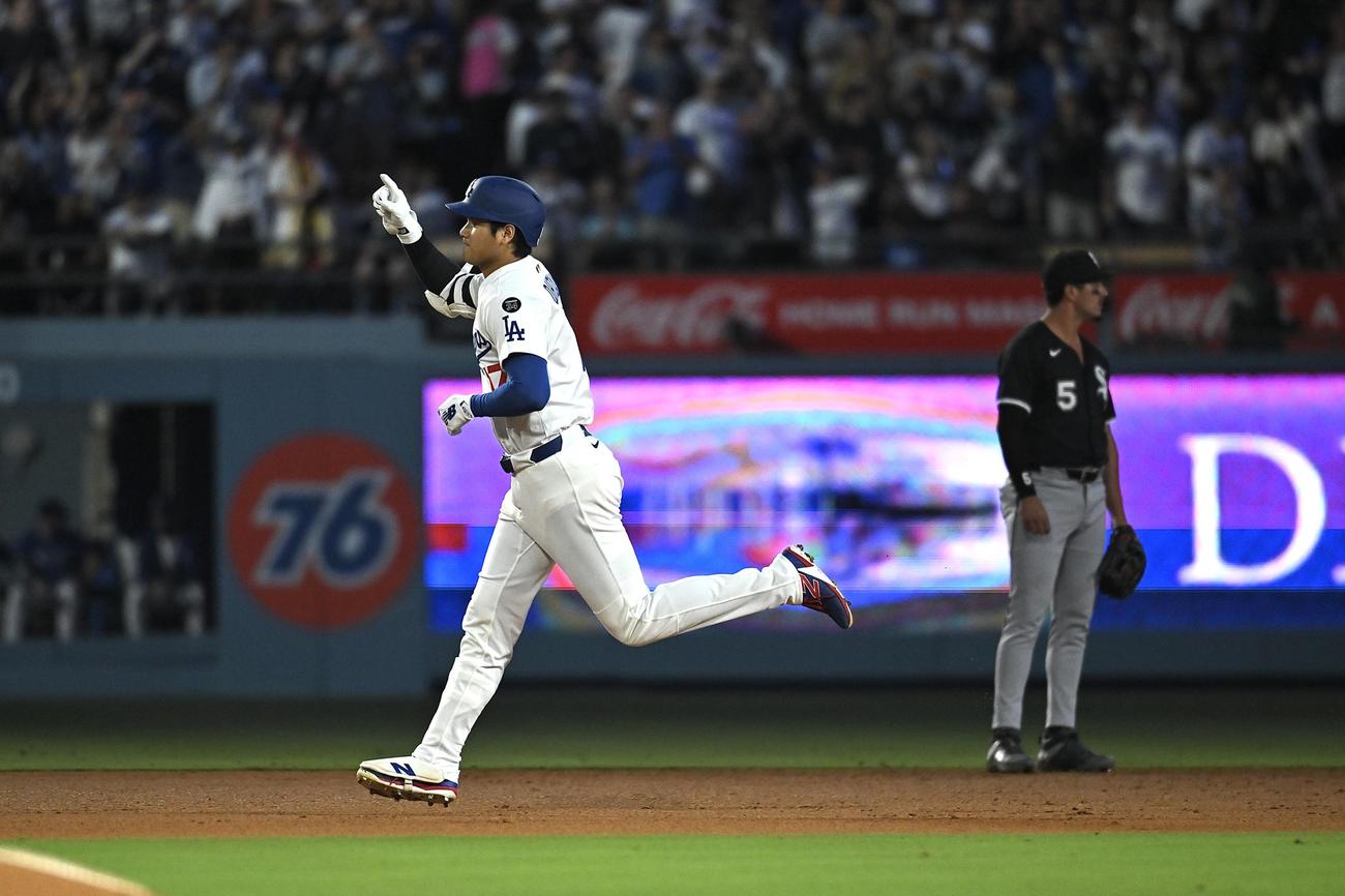 ドジャース対ホワイトソックス　4回裏ドジャース2死、大谷はソロ本塁打を放ちベンチに向かってポーズを決める（撮影・滝沢徹郎）